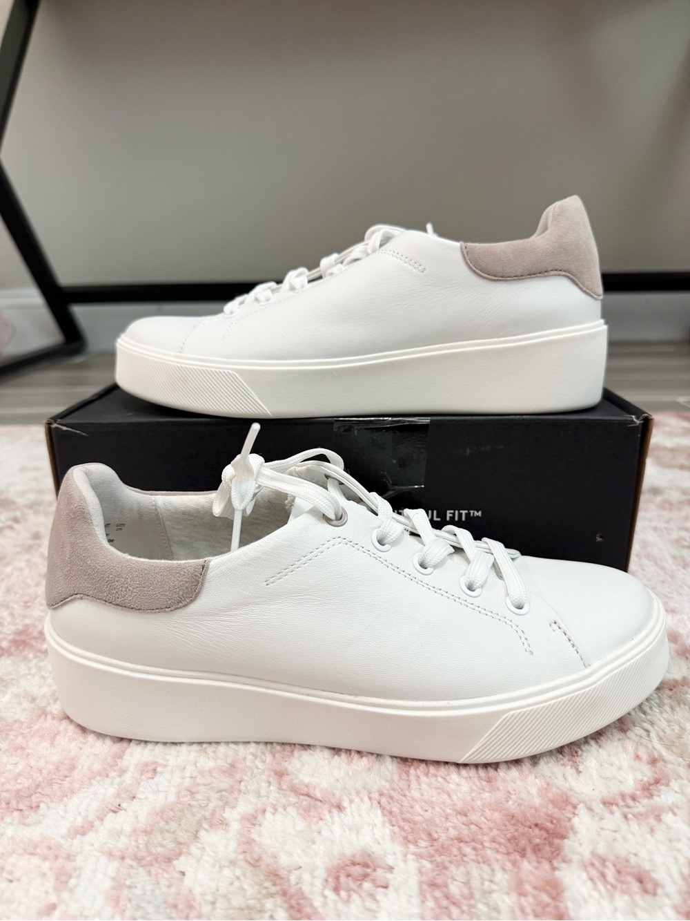 Naturalizer Morrison 2.0 White and Gray Lace Up Sneaker Size 8 1/2
